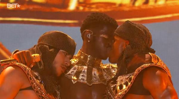 Lil Nas X поцеловал танцора на выступлении. Но упс, не все фаны видят в этом борьбу за права геев