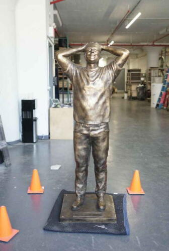 Илон Маск превратился в статую и уже не тот.