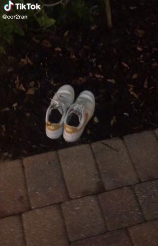 Блогер оставил на улице кроссовки