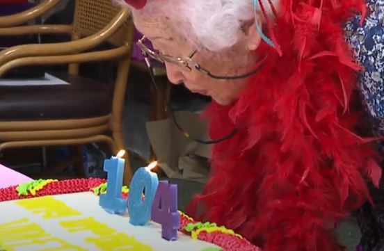 Бабуля отметила свой 104-й день рождения, и раскрыла секрет долголетия. Он придётся по вкусу всем, буквально