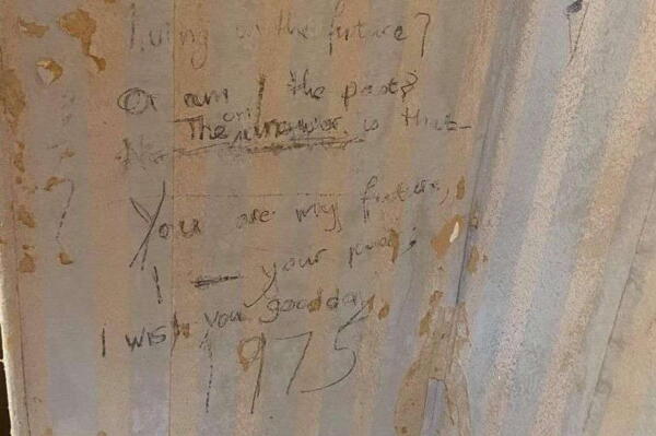 Семья обнаружила стих из1975 года на стене под обоями и нашла его автора