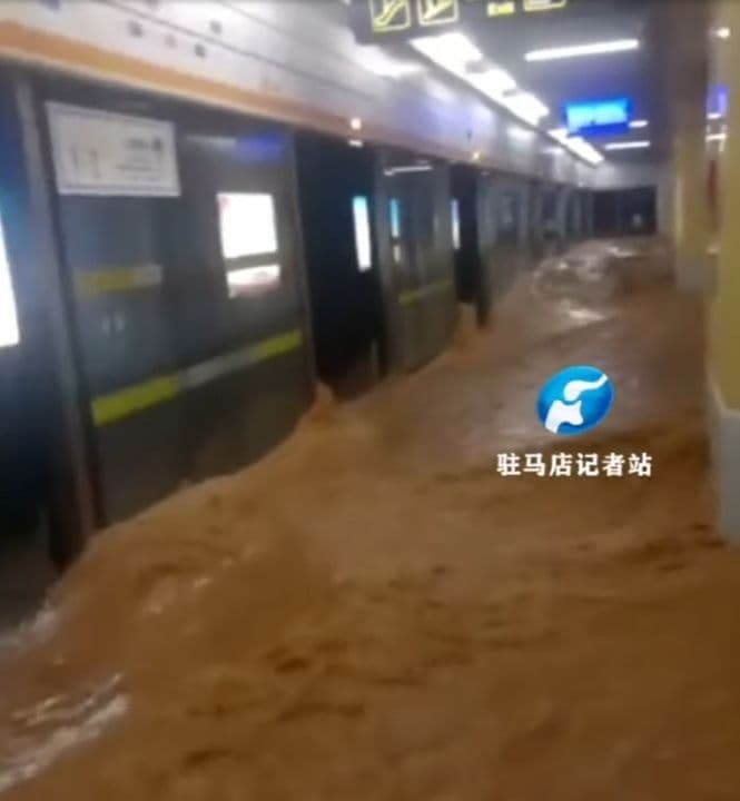 Метро затопило. Затопленный метро вагон. Поезд метро затопило. Китай метро затопило. Наводнение в метро поезде.