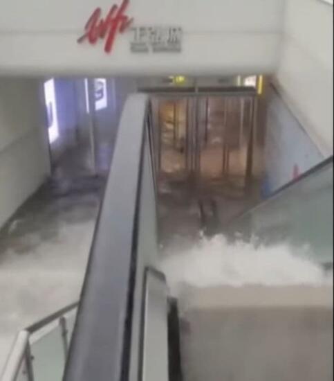 Поезд метро на видео затопило водой в Китае