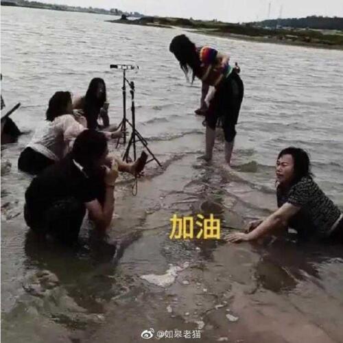 Китайские блогеры снимают видео о наводнении, лёжа в лужах
