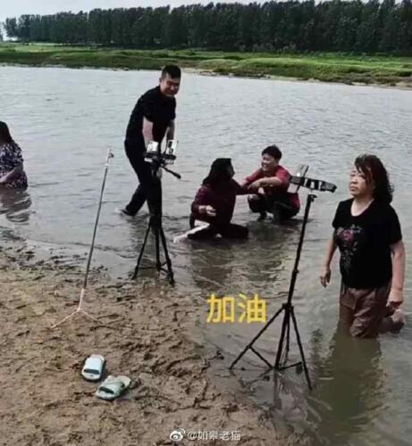 Китайские блогеры снимают видео о наводнении, лёжа в лужах
