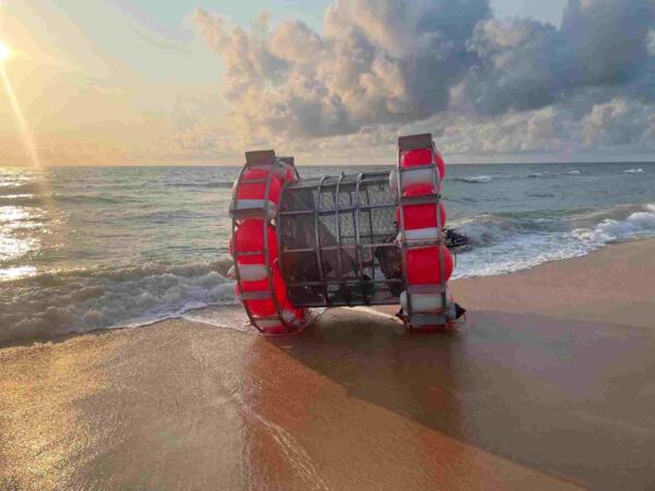 Спортсмен плыл из Майами в Нью-Йорк в огромном беговом колесе для хомяков