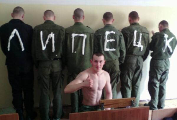 Андрей Петров попал на аватар ВК-паблика MDK. Там он позирует на фоне солдат