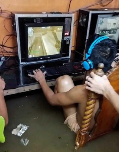 На Филиппинах геймеры продолжили играть в затопленном наводнением интернет-кафе