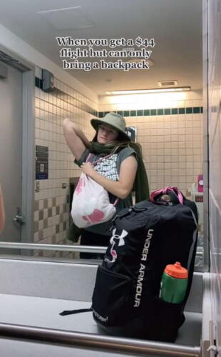 Блогерша показала, как разыграть беременность и пронести багаж в самолёт. "Победа" - бойся