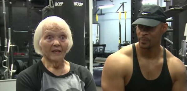 Бабуля в 78 лет рушит мифы о старости. Она тягает железо и соревнуется в пауэрлифтинге