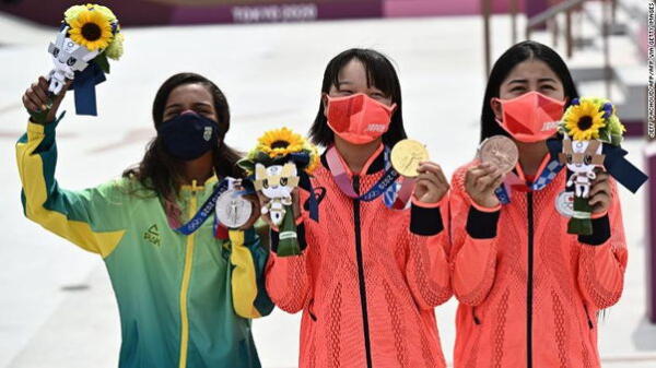 Девочки-подростки заняли пьедестал на соревнованиях по скейтбордингу на Олимпиаде