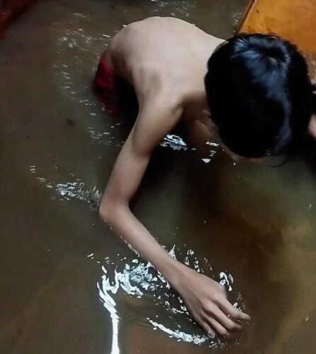 На Филиппинах геймеры продолжили играть в затопленном наводнением интернет-кафе