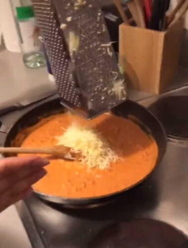 Как натирать сыр и не пачкать посуду? Если перевернуть тёрку, тарелка вам не понадобится