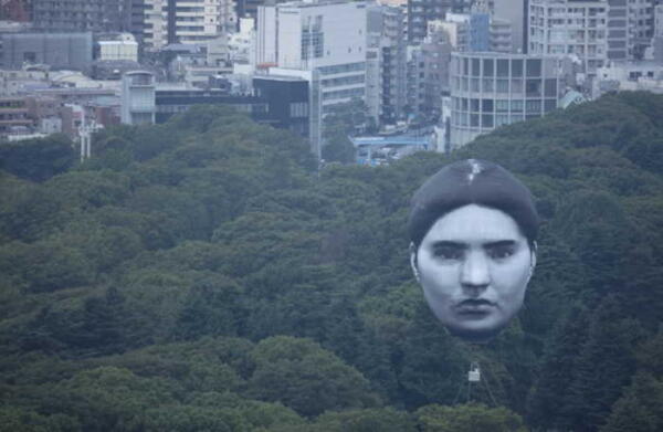 В небе над Токио парила гигантская человеческая голова. Воздушный шар оказался арт-проектом