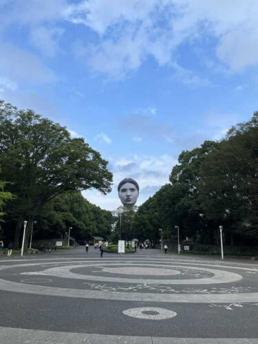 В небе над Токио парила гигантская человеческая голова. Воздушный шар оказался арт-проектом