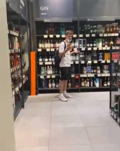 Парень, разбивший виски в магазине ради видео, на самом деле принёс свою бутылку