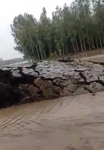 Очевидцы показали на видео, как земля поднимается сама по себе из воды в Индии