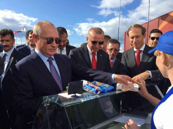 На МАКС-2021 Путину принесли мороженое в розовом кейсе