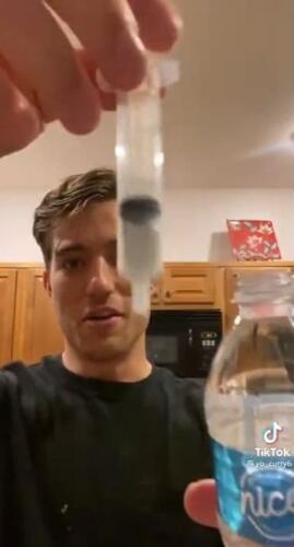 Тиктокер показал на видео, как быстро растворять таблетки с помощью шприца