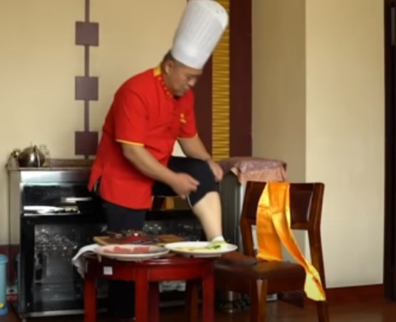 Повар готовит на коленке (буквально). После видео с его кухни вы откажитесь от похода в кафе даже с QR-кодом