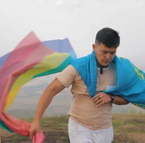 Казахский блогер сжёг флаг ЛГБТ и попиты. Так он показал, что в стране нет места пропаганде