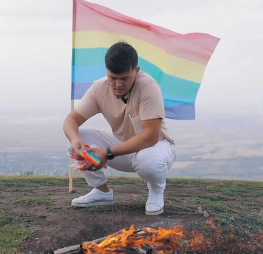 Казахский блогер сжёг флаг ЛГБТ и попиты. Так он показал, что в стране нет места пропаганде
