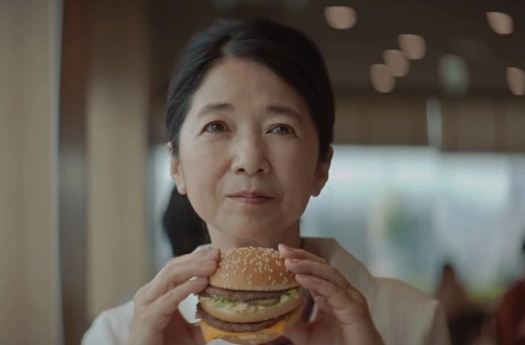 Женщина в 62 года сыграла девушку-подростка для рекламы "Макдоналдса"
