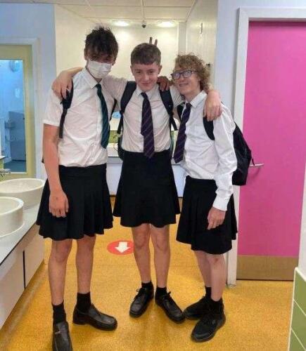 Группа британских школьников пришла на уроки в юбках из-за запрета носить шорты в +30