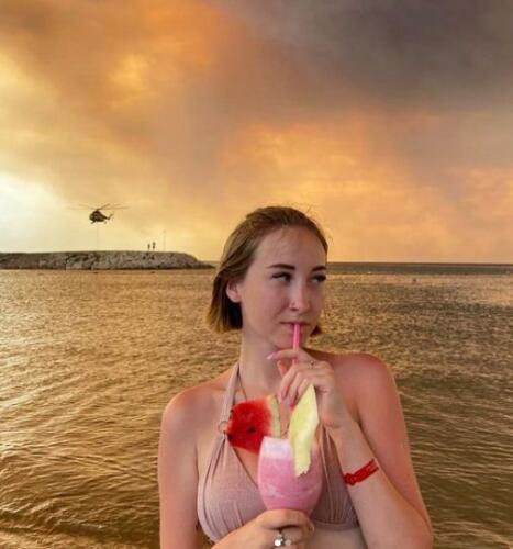 Русскоязычные туристы в Турции фотографируются на фоне яркого от пожаров неба