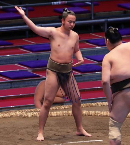 Три победы и 288 поражений. "Самый слабый" сумоист установил антирекорд и на всякий случай ушёл из спорта