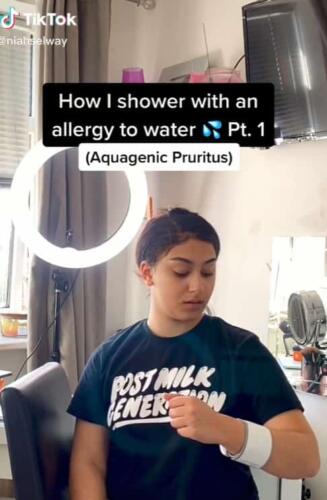Тиктокерша с редкой аллергией на воду показала на видео, что принимает душ с тонометром