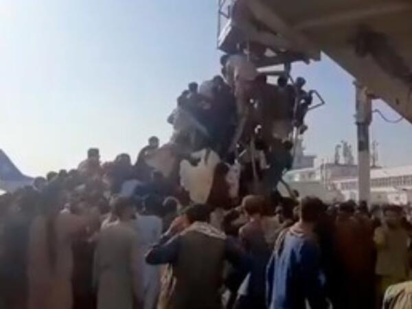 В Сеть попали кадры, как жители Кабула падают с трапа самолёта, пытаясь сбежать из страны