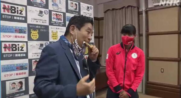 Мэр японского города Нагоя получил критику от Toyota, покусав олимпийскую медаль