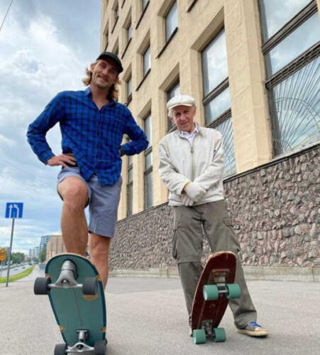 Пенсионер в 73 года мастерски прокатился по Санкт-Петербургу на видео