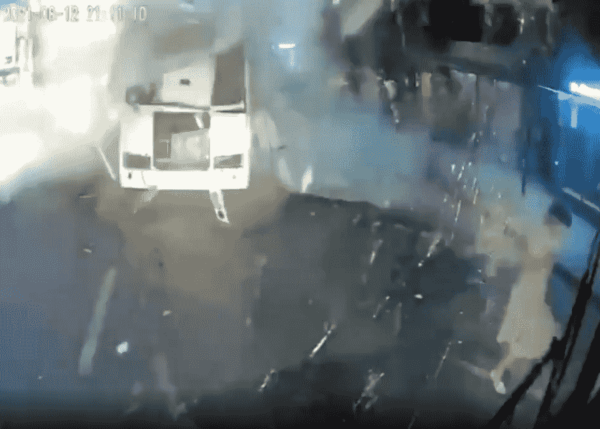Перед взрывом автобуса в Воронеже женщина сажает подростка с пакетами в ПАЗ на видео