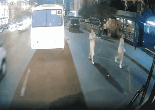 Перед взрывом автобуса в Воронеже женщина сажает подростка с пакетами в ПАЗ на видео