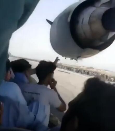 В Сети появилось видео с шасси самолёта, покидавшего Кабул. Афганцы улыбались, улетая в новую жизнь