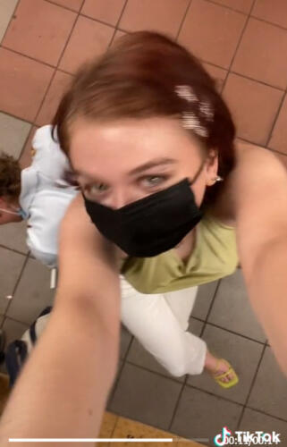 Парень на коленях, зато девушка сидит. Видео из метро удивило зрителей, это рыцарство или рабство