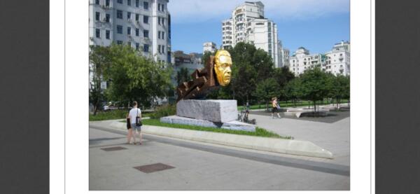 Макет памятника Иосифу Кобзону с золотым лицом уморил зрителей. Автор вдохновился «Дюной» или DOOM II