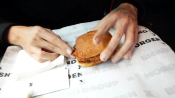 Моргенштерн сделал "честный" обзор на Kaif Burger. Рэпер с аппетитом пообедал, но остался недоволен