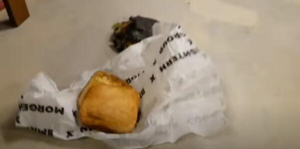 Моргенштерн устроил разнос своей бургерной Kaif Burger, кидаясь едой на пол. Умелый пиар от рэпера