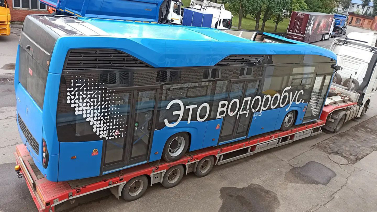 Что за мем «Это водоробус». Люди шутят об автобусе на водороде, колесящим по Москве на грузовике