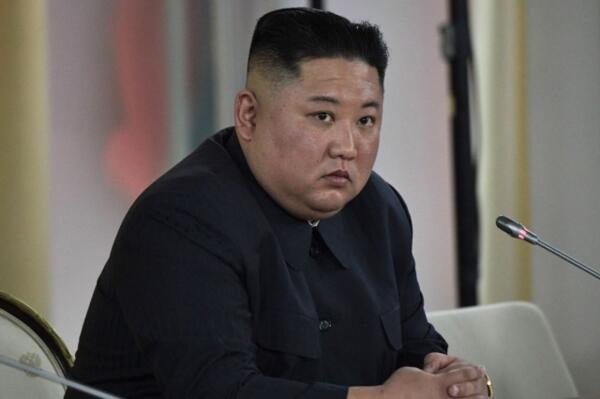 Ким Чен Ын сменил легендарную "площадку" на другую узнаваемую причёску. Крёстный отец, это ты?