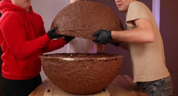 Как выглядит мечта сладкоежки? Гигантский Ferrero Rocher в 100 кг принесла блогеру миллионы просмотров
