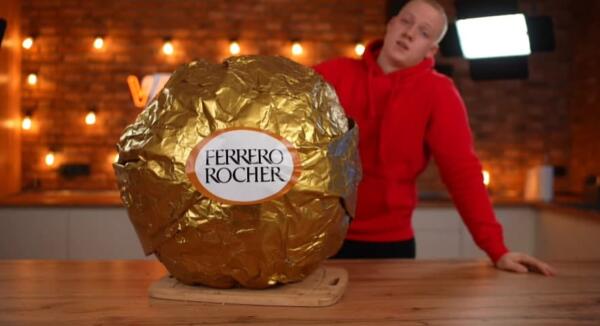 Как выглядит мечта сладкоежки? Гигантский Ferrero Rocher в 100 кг принесла блогеру миллионы просмотров