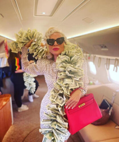 Леди Гага повторяет за Клавой Кокой? Певица из Black Star обвинила актрису в краже дизайна боа из долларов