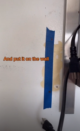 Как легко повесить на стену вещь, не сделав лишних отверстий. Простой лайфхак с изолентой и маркером