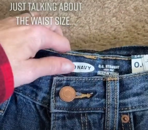 Блогерша показала, как обманывают бренды, сравнив джинсы одного размера. Тесная одежда не повод сесть на диету