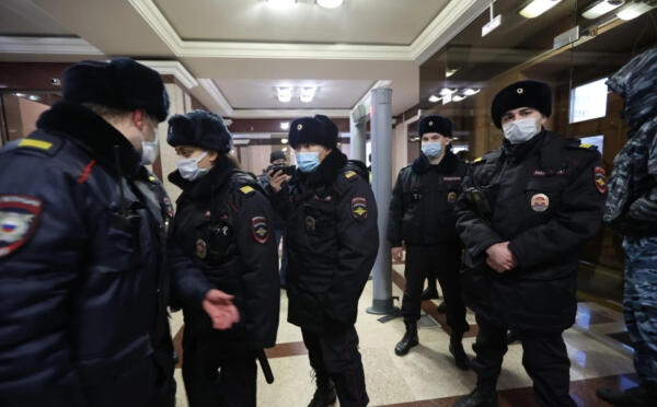 В Челябинске противники QR-кодов пытались прорваться на заседание Заксобрания. Набросились на охрану