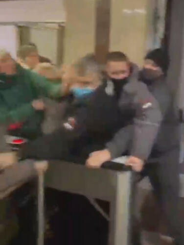 Челябинское заксобрание штурмуют противники QR-кодов. Набросились на охрану с кулаками